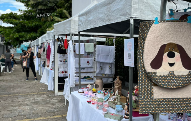 Escolas Profissionais de Campinas e de Barreiros promovem feiras de artesanato especial de Dia das Mães