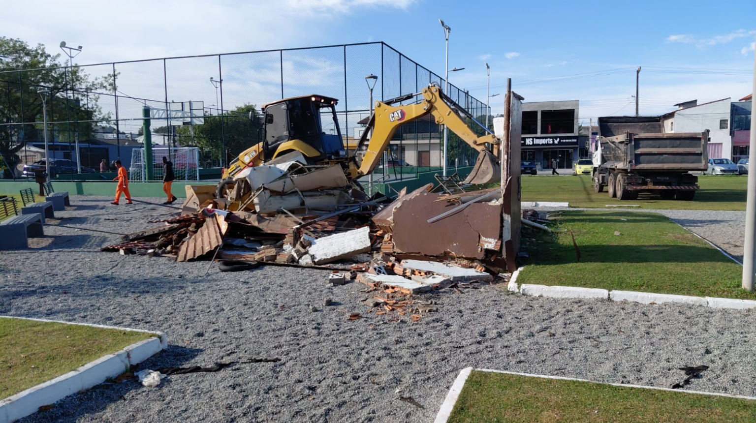 Prefeitura de São José remove construção irregular em praça pública de Forquilhinha