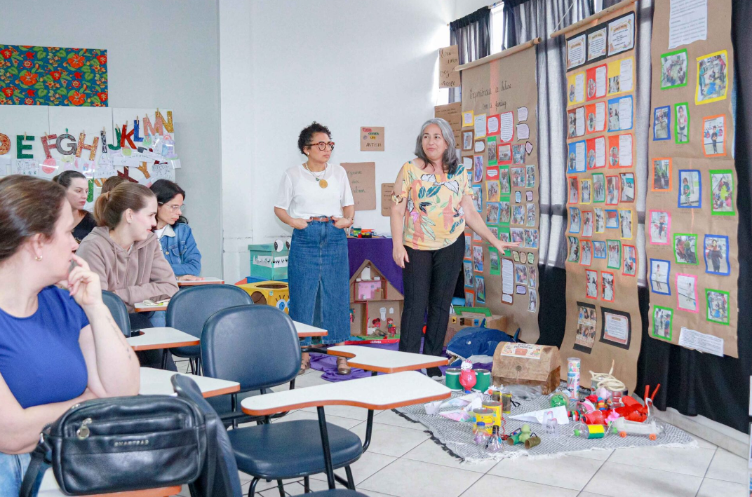 Professoras da Educação Infantil compartilham práticas de leitura e escrita em seminário